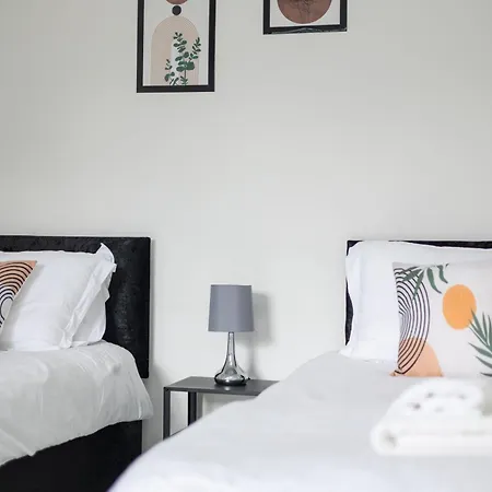 Stylish Family & Friendly 2-bdr Near First Direct Arena, Sleeps 6, Free Wifi & Parking Available Apartment Leeds (West Yorkshire)