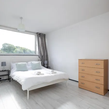 Stylish Family & Friendly 2-bdr Near First Direct Arena, Sleeps 6, Free Wifi & Parking Available *