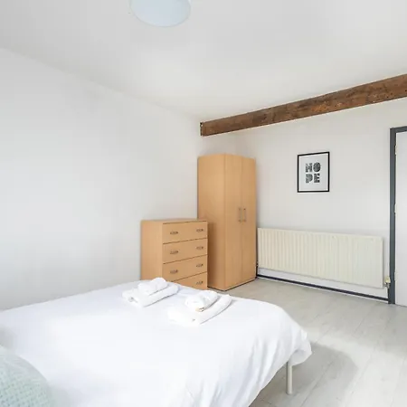 Apartment Stylish Family & Friendly 2-bdr Near First Direct Arena, Sleeps 6, Free Wifi & Parking Available *