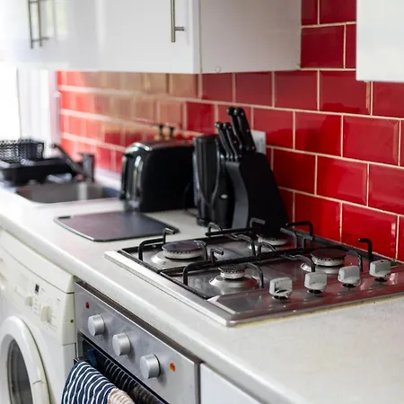 Stylish Family & Friendly 2-bdr Near First Direct Arena, Sleeps 6, Free Wifi & Parking Available *