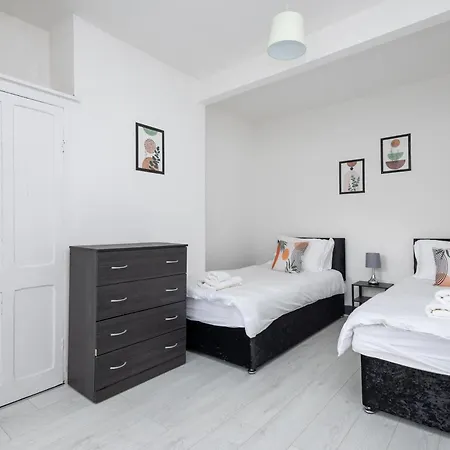 Stylish Family & Friendly 2-bdr Near First Direct Arena, Sleeps 6, Free Wifi & Parking Available Apartment