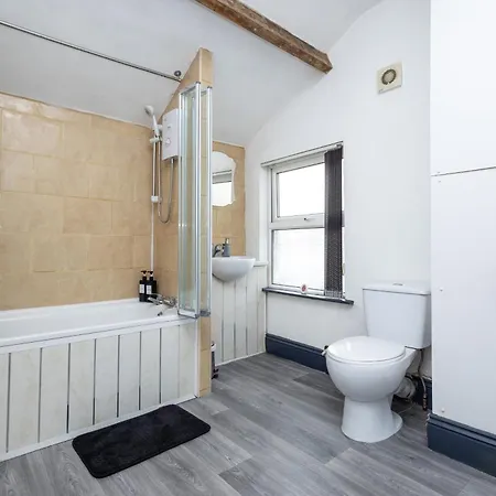 Stylish Family & Friendly 2-bdr Near First Direct Arena, Sleeps 6, Free Wifi & Parking Available Apartment *