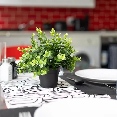 Apartment Stylish Family & Friendly 2-bdr Near First Direct Arena, Sleeps 6, Free Wifi & Parking Available *