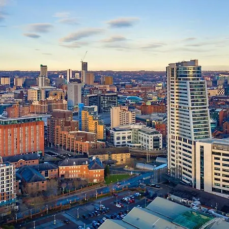 Stylish Family & Friendly 2-bdr Near First Direct Arena, Sleeps 6, Free Wifi & Parking Available *