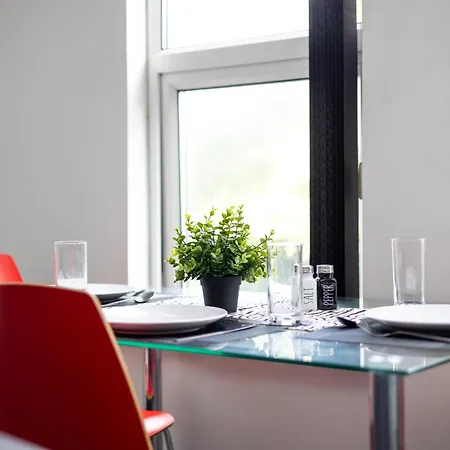 Stylish Family & Friendly 2-bdr Near First Direct Arena, Sleeps 6, Free Wifi & Parking Available Apartment