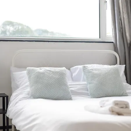 Apartment Stylish Family & Friendly 2-bdr Near First Direct Arena, Sleeps 6, Free Wifi & Parking Available
