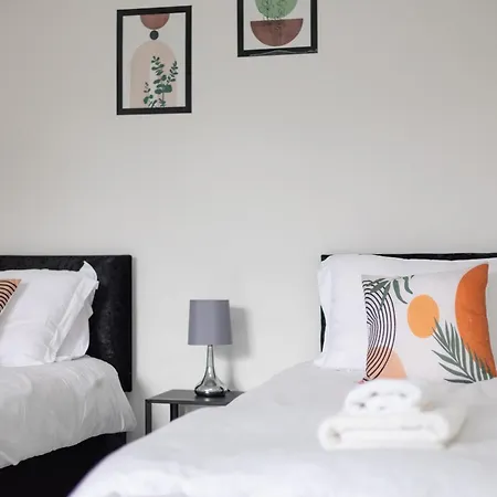 Apartment Stylish Family & Friendly 2-bdr Near First Direct Arena, Sleeps 6, Free Wifi & Parking Available Leeds (West Yorkshire)