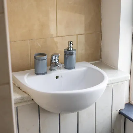 Stylish Family & Friendly 2-bdr Near First Direct Arena, Sleeps 6, Free Wifi & Parking Available