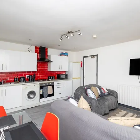 Apartment Stylish Family & Friendly 2-bdr Near First Direct Arena, Sleeps 6, Free Wifi & Parking Available