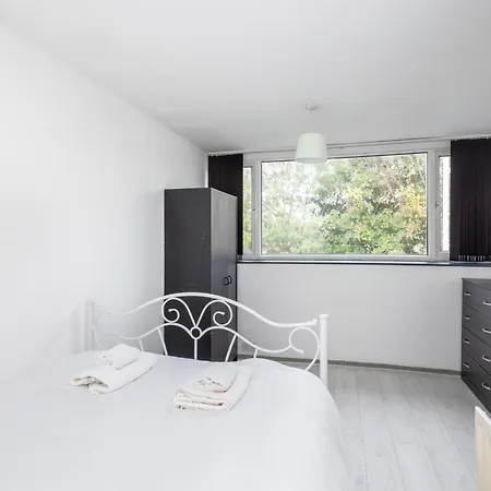 Stylish Family & Friendly 2-bdr Near First Direct Arena, Sleeps 6, Free Wifi & Parking Available Apartment *