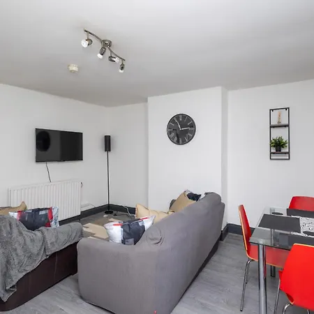 Apartment Stylish Family & Friendly 2-bdr Near First Direct Arena, Sleeps 6, Free Wifi & Parking Available Leeds (West Yorkshire)
