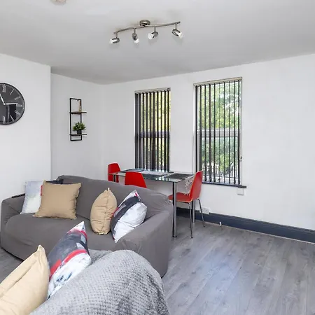 Stylish Family & Friendly 2-bdr Near First Direct Arena, Sleeps 6, Free Wifi & Parking Available *